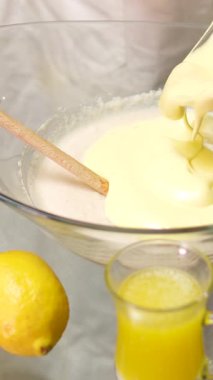 Mutfaktaki tatlı hazırlamak için metal teneke kutu kullanan kişi. Yüksek kalite 4k görüntü