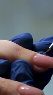 Bir Şık 'ta Zarif Tırnak Sanatı Uygulamasını Keşfedin, Herkes için Davet Salonu. Yüksek kalite 4k görüntü