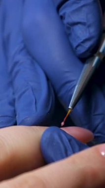 Uzman ve Profesyonel Tırnak Sanatı Uygulaması Uygun Sonuçlar İçin Hassas Araçlar Kullanımı. Yüksek kalite 4k görüntü