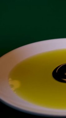 Yağ sirkesi tabağı yakın çekim kaydırma hareketi sağa doğru seçici bir şekilde bir tabak humus ve pide ekmeğine odaklanmış. Yüksek kalite 4k görüntü