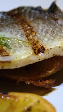 Tahta bir masada kızarmış balık filetosu. Yüksek kalite 4k görüntü