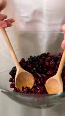 Sağlıklı karışım yavaş çekimde beyaz bir yüzeye düşüyor. Yüksek kalite 4k görüntü