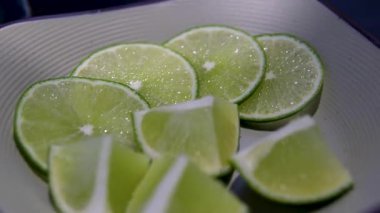 Taze limon ve yeşil yapraklar ışık masasının üstünde, üst tarafta. Mesaj için yer var. Yüksek kalite fotoğraf