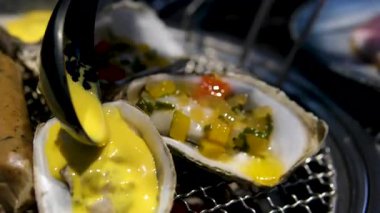 Bar tezgahında servis edilen limonlu ve buzlu istiridye tabağı. Yüksek kalite fotoğraf