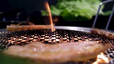 Taş tabakta dilimlenmiş çiğ domuz eti, beyaz arka planda izole edilmiş. Yüksek kalite fotoğraf