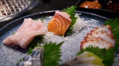 Tabakta çeşit çeşit saşimi. Yüksek kalite fotoğraf