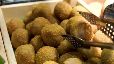 Ahşap masada çatallı, leziz bir köfte alıp yakın plan çekiyoruz. Yüksek kalite 4k görüntü