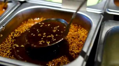 Tahta kaşıkla karıştırıcı el yapımı Soya sosu. Susamlı soya sosu.