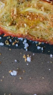 Kömürde ızgara ıstakoz, ızgarada ızgara ıstakoz, güzel pişirilmiş kırmızı mangal kömürü ıstakozu. Kavramsal balıkçı.