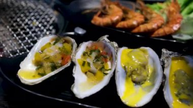 Masada saşimi ve suşi var. Yüksek kalite fotoğraf