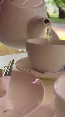 Yakın plan Yeşil Çay Keki ile Sıcak Yeşil Çay Sabah Kahvaltısı Mae Tang Chiang Mai Tayland 'daki Yeşil Çay Bahçesi Tarım Kafesi Seyahat Doğa Parkı ve Yiyecek Dolly .