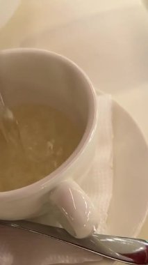 Turunçgil çayını yakın plan bardağa dolduruyorum. Nane ve portakallı taze bitki çayı, sağlıklı bir sabah, detoks içeceği. Yüksek kalite 4k görüntü