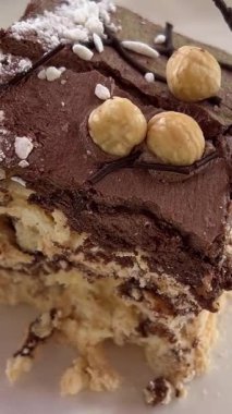 Lezzetli bir tatlı, Kahve Fındıklı Kremalı Turta. Espresso tozu, çikolata kabuğu ve ezilmiş fındıkla dolu. Kahveyle harika. Turta ya da pasta yakın plan çekilecek. Yüksek kalite 