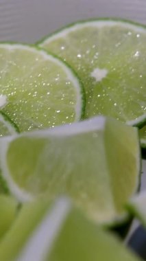 Taze limon ve yeşil yapraklar ışık masasının üstünde, üst tarafta. Mesaj için yer var. Yüksek kalite fotoğraf