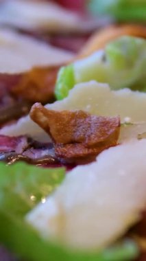 Carpaccio parmesan peyniri et tabakları, sosisler, zeytin ve sebzeler festival masasında servis edilir. Festival masasının dekorasyonu. Yüksek kalite 4k görüntü