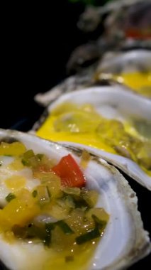 Bar tezgahında servis edilen limonlu ve buzlu istiridye tabağı. Yüksek kalite fotoğraf