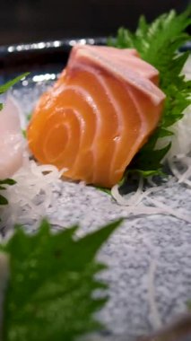 Tabakta çeşit çeşit saşimi. Yüksek kalite fotoğraf