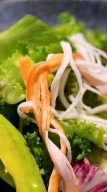 Vejetaryen Buda Kasesi. Patates kızartması, nohut, brokoli buğulama, avokado ve tahin sosuyla kaplanmış içi esmer pirinç veya kinoa dolu doyurucu bir kase. Yüksek kalite fotoğraf