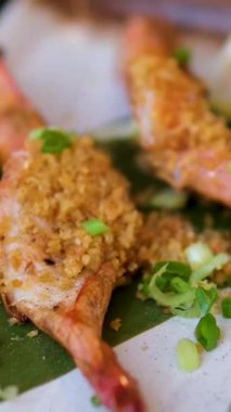 Deniz ürünleri beslenme konsepti. Izgara karides. Tayland deniz ürünleri sosu. Yüksek kalite 4k görüntü