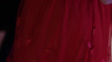 Kızıl Parti 'de yaşlı bir kadının elbisesi tanınmayan insanların kıyafet parçaları kadın ve erkeklerin gözlük gevşemesi Cadılar Bayramı Sevgililer Günü Sevgililer Günü. Yüksek kalite 4k görüntü