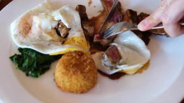 Tavada lüks biftek pişirme. Yumurtalı ıspanak.