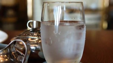 Bilgisayarı ekranda kod, bardak ve bir şişe su, defter ve cep telefonuyla yakın çekim yap. Yüksek kalite 4k görüntü