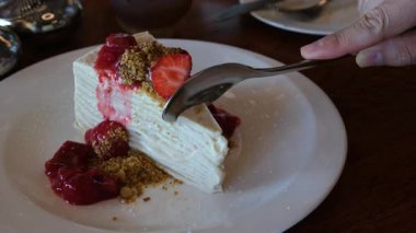 Ev yapımı bir atmosferde tabakta kremalı çilekli tatlı, köpek geziniyor. Yüksek kaliteli FullHD görüntüler. Yüksek kalite 4k görüntü