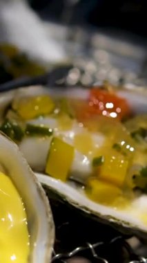 Bar tezgahında servis edilen limonlu ve buzlu istiridye tabağı. Yüksek kalite fotoğraf