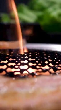 Taş tabakta dilimlenmiş çiğ domuz eti, beyaz arka planda izole edilmiş. Yüksek kalite fotoğraf