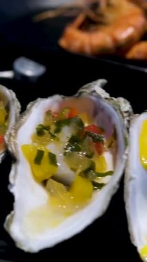 Masada saşimi ve suşi var. Yüksek kalite fotoğraf