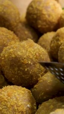 Ahşap masada çatallı, leziz bir köfte alıp yakın plan çekiyoruz. Yüksek kalite 4k görüntü