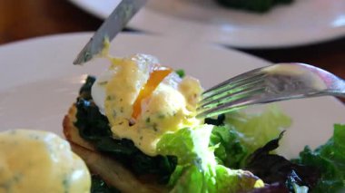 Avokado yumurtalı tost, tatilde sağlıklı beslenme. Yumurta ve avokado sandviçi mutfakta hazırlanırken bu sağlıklı bir kahvaltı ya da atıştırmalık olur. Yüksek kalite 4k görüntü