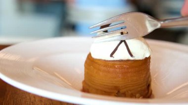 Karamelli fırınlanmış elma taze çilek ve vanilyalı krema ile yapılan kırmızı ahudududulu çay keki adında bir tatlı yapıyor. Çay partileri için harika. Ahududu çaylı kekten bir dilim kesiyorum..