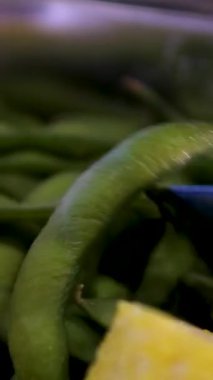 Tenlerinde tam bir tencere yeşil bezelye kaynayan suda kaynatılır. Yüksek kalite 4k görüntü