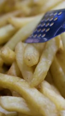 Beyaz kağıt tabakta servis edilen patates kızartmaları, yakın çekim. Yüksek kalite 4k görüntü