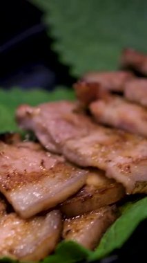 Beyaz Arkaplan 'da izole edilmiş domuz pastırmalı dilimler. Yüksek kalite fotoğraf