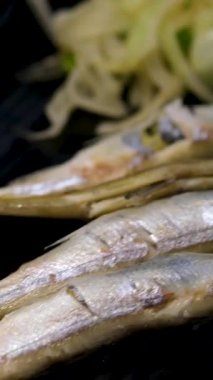 Fırında balık sardalyesi, domates, limon ve biberiye. Üst Manzara. Yüksek kalite fotoğraf