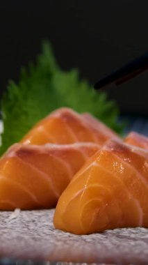 Çömlek tabağında Wasabi soslu somon balığı. Yüksek kalite fotoğraf