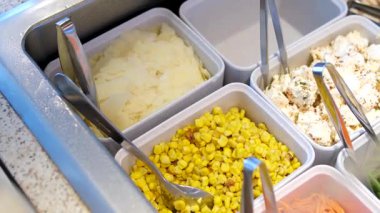 Taze salata büfesi malzemeleri, besleyici bir yemek için renkli ve sağlıklı seçim. Yüksek kalite 4k görüntü