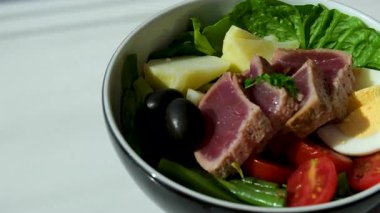 Sebze salatalı ve yumurtalı ton balığı. Yüksek kalite 4k görüntü