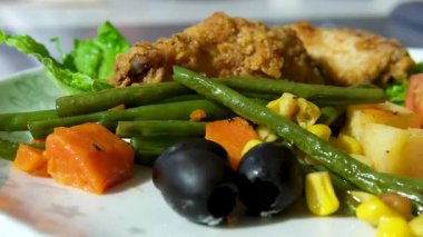 Sebze salatası ve çatallı kızarmış tavuk tabağı. Rahatlatıcı yiyecekler ve dengeli yemekler için ideal. Yüksek kalite 4k görüntü