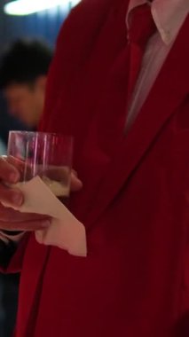 Cadılar Bayramı Kırmızı Parti Sevgililer Günü. Gözlüklü Tanınmaz İnsanlar, canlı kırmızı kıyafetler giyip, ellerinde balonlarla dans ederek Sevgililer Günü 'nü kutluyor. Yüksek kalite 4k görüntü