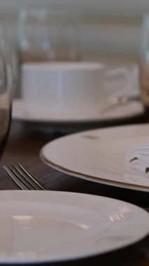 Çatal ve bıçakla kaplanmış zarif bir masa ayarı. Yüksek kalite 4k görüntü