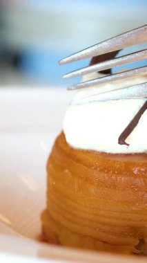 Karamelli fırınlanmış elma taze çilek ve vanilyalı krema ile yapılan kırmızı ahudududulu çay keki adında bir tatlı yapıyor. Çay partileri için harika. Ahududu çaylı kekten bir dilim kesiyorum..