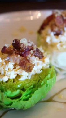 Küçük lahana parçalarında küçük marullar peynir sapları ve restoranda ilginç pahalı salata parçaları. Yüksek kalite 4k görüntü