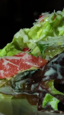 Taze ve sağlıklı malzemeli Akdeniz salatası. Yüksek kalite 4k görüntü