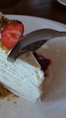 Ev yapımı bir atmosferde tabakta kremalı çilekli tatlı, köpek geziniyor. Yüksek kaliteli FullHD görüntüler. Yüksek kalite 4k görüntü