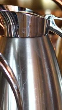 Meksika 'daki konuklara kahve, çay veya diğer sıcak içecekler dağıtmak üzere, self servis alanında sıcak içecekler içeren birkaç termal sürahi düzenlenir. Yüksek kalite 4k görüntü