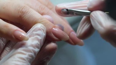 Yakın plan tanınmayan kadın manikürcüsü bir Spa Güzellik Salonunda müşteriye hizmet ediyor. Kadın Vücut ve Tırnak Bakımı. Hizmet sektöründe çalışma kavramı. Dikey video. Yüksek kalite 4k görüntü