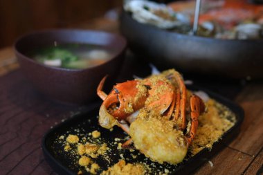 Yeni pişmiş yengeç ve makarna. Buhar salıyor. Restoran mutfağında servis ediliyor. Yüksek kalite 4k görüntü